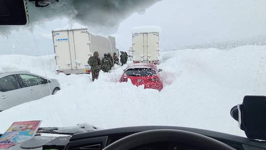 関越道 大雪 立ち往生 現場 実況