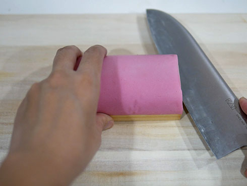 カマボコを板からはがすところ