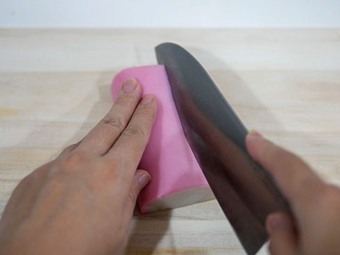 カマボコの頭にV字に切れ目を入れる