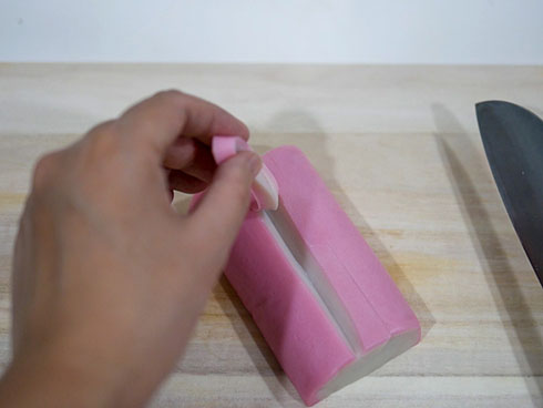 カマボコの切り取ったところを抜き取る