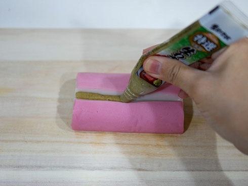 カマボコにわさびを入れるところ