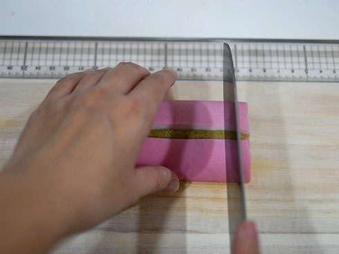 カマボコを切るところ