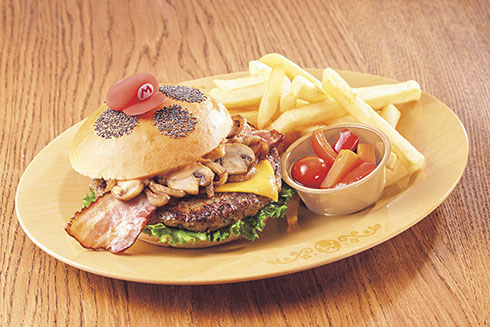 「キノピオ・カフェ」メニューマリオ・バーガー　ベーコン＆チーズ〜