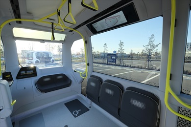 e-Paletteの車内。運転席は無く、電車のイメージに近い