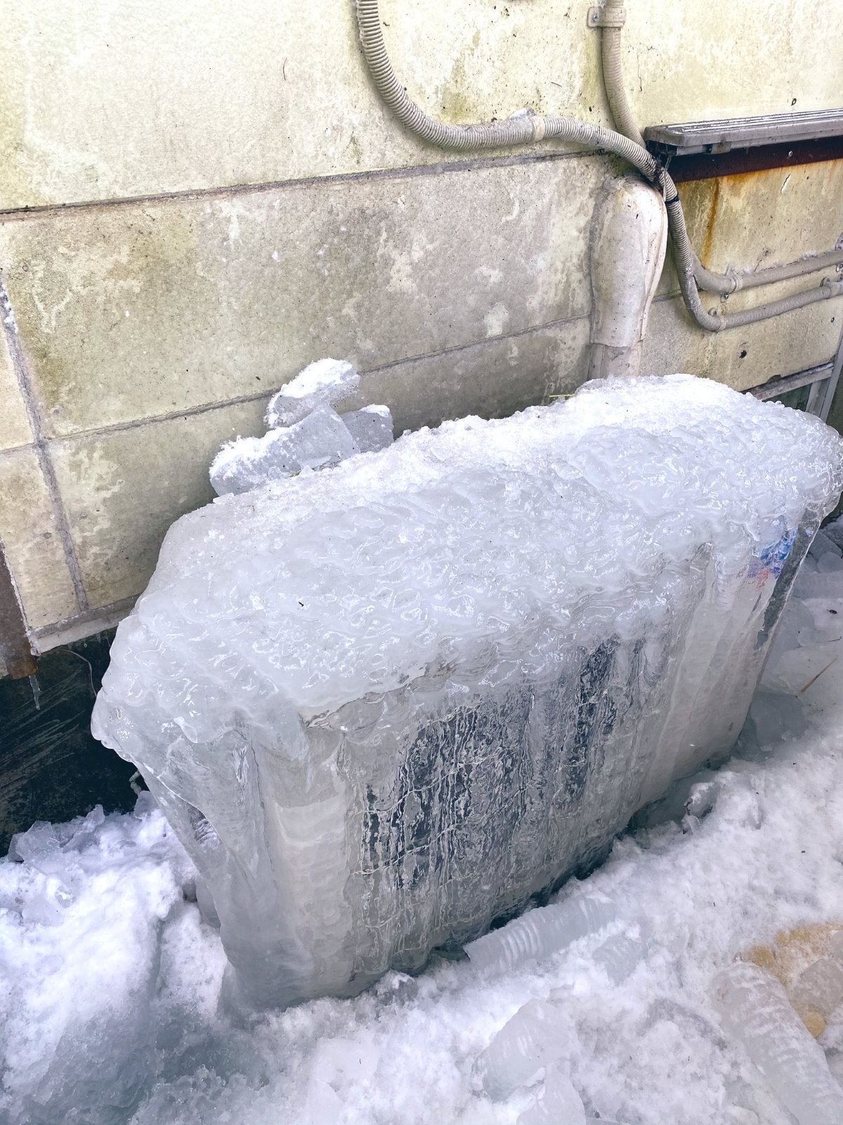 エアコンが効かないと思ったら……　ガチガチの氷漬け“室外機”写真話題に、積雪時や寒冷地は要注意