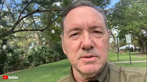 ケヴィン・スペイシー ケビン・スペイシー クリスマス 動画 YouTube Metoo セクハラ 告発 引退 ハリウッド 追放 ハウス・オブ・カード 裁判 kevin spacey