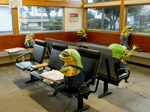 印南駅 待合室 カエル