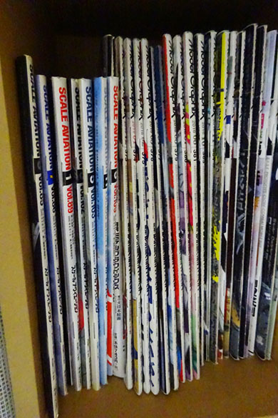 本棚に模型誌が並べられているところ