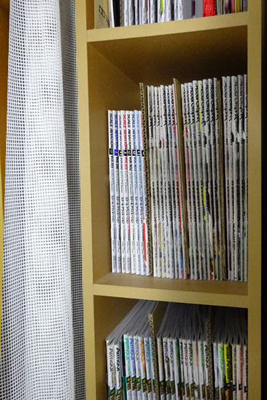 中敷きダンボールを数冊ごとにはさんで整理されているところ