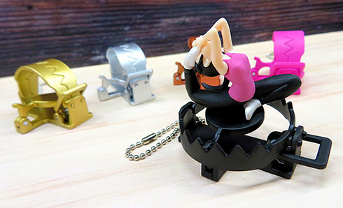 罠のカプセルトイでフィギュアをはさむところ