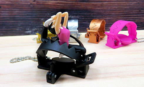 罠のカプセルトイでフィギュアをはさんだところ