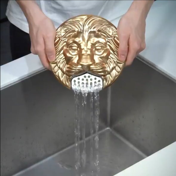 日清食品 焼そばU.F.O. Twitter お湯を吐くライオン 蓋 湯切り