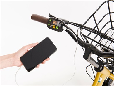 ハンドルに装着されているスイッチにはUSBポートが装備されており、スマートフォンの充電が可能