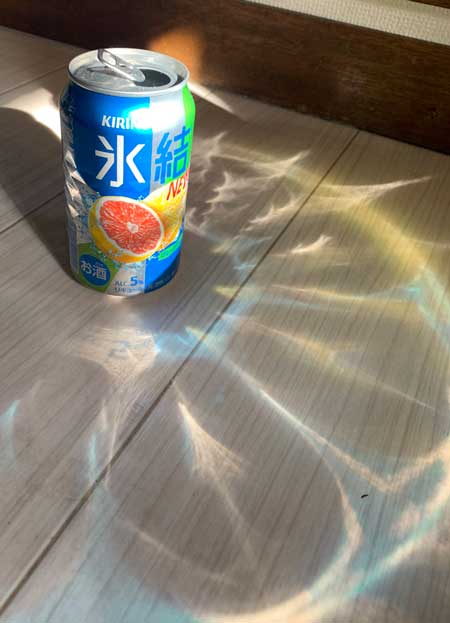 氷結 グレープフルーツ 氷魔法 唱え出した 写真 日差し 反射 魔法陣