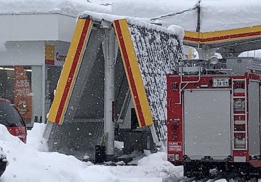 富山 大雪 屋根 折れる 真っ二つ 折りたたみ式