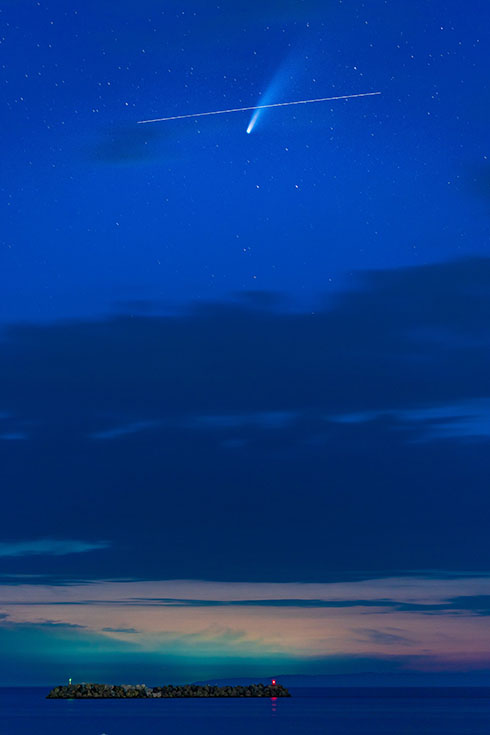 ネオワイズ彗星と国際宇宙ステーションが交差する写真