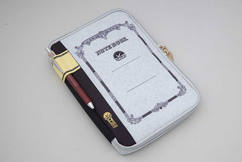 ツバメノート柄のマルチケースにペンをさしたところ