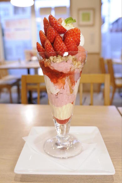 いちごパフェ食べ比べ