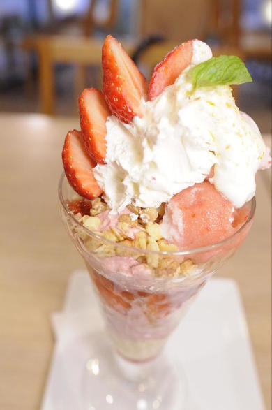 いちごパフェ食べ比べ