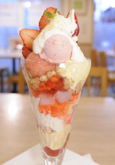 いちごパフェ食べ比べ