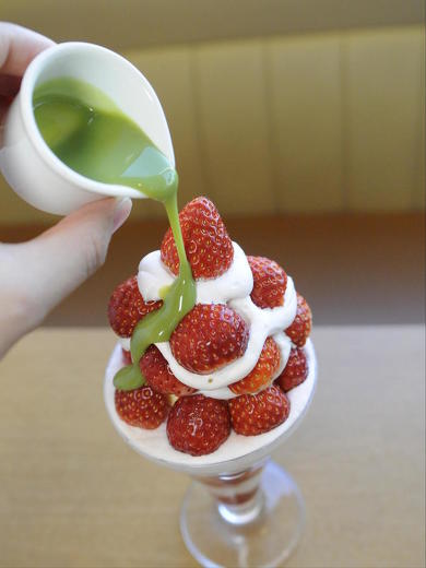 いちごパフェ食べ比べ