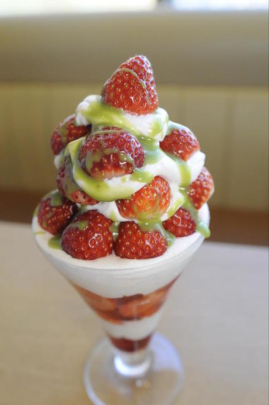 いちごパフェ食べ比べ