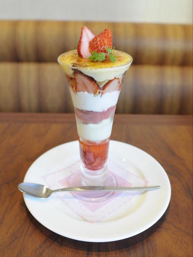 いちごパフェ食べ比べ