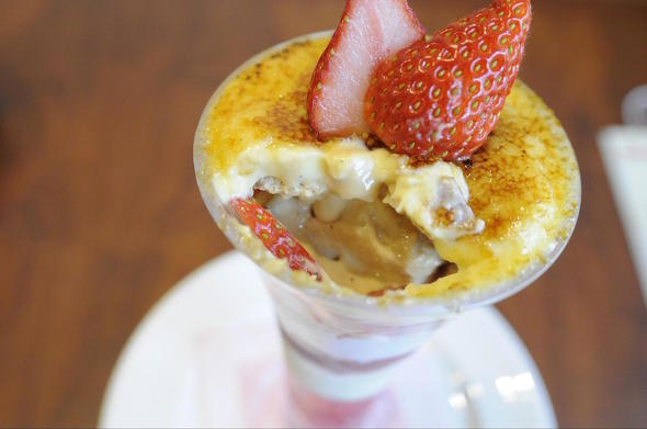 いちごパフェ食べ比べ