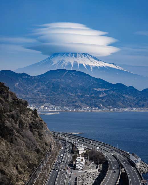 二度と撮れる気がしない奇跡の富士山……！ 立派な笠雲に「初めて