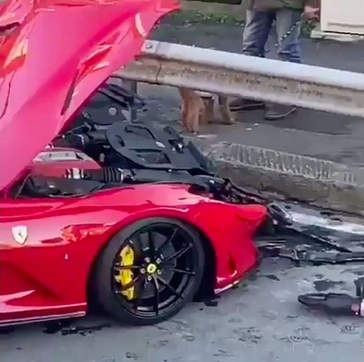 フェラーリ 812 スーパーファスト 事故 海外