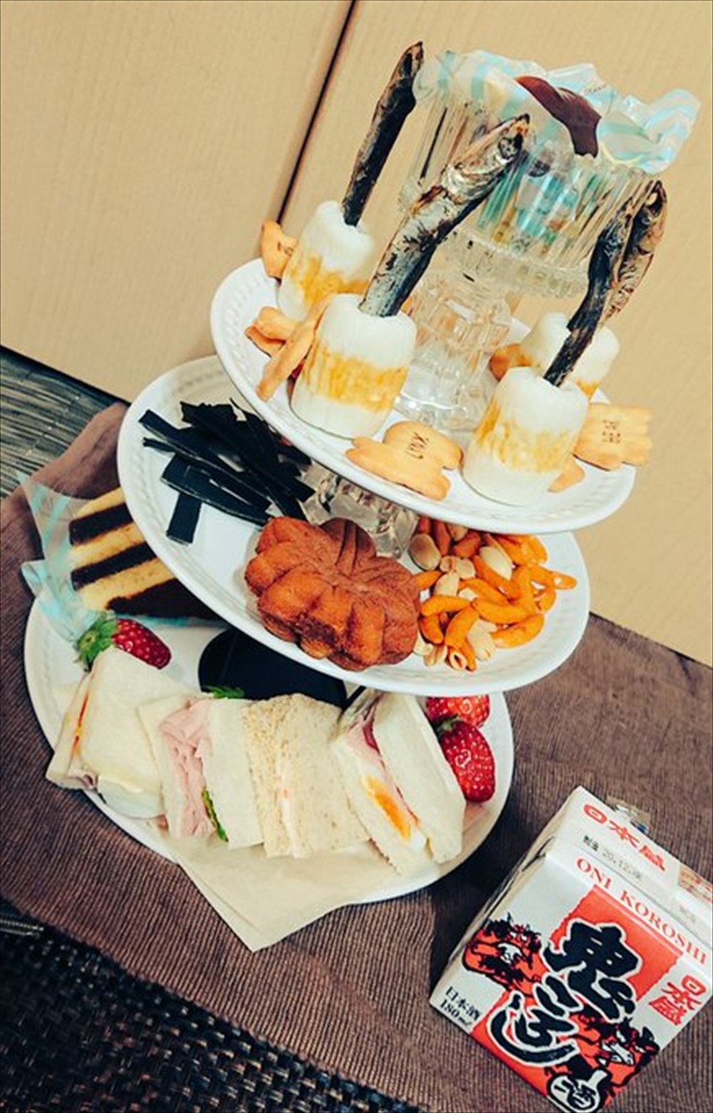 紅茶代わりに“鬼ころし”　「何を乗せればいいかわからなくなった」人のアフタヌーンティーセットが「怪しい儀式感すごいｗ」と話題に