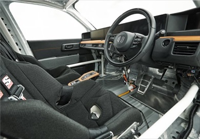 内装も軽量化のために必要最小限の構成に（写真：ホンダアクセス）
