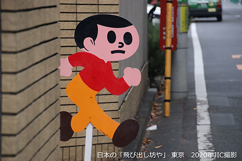 リュックを背負った女の子がいると思ったら……？　ロシアから投稿された“飛び出し坊や”の写真にぎょっとする