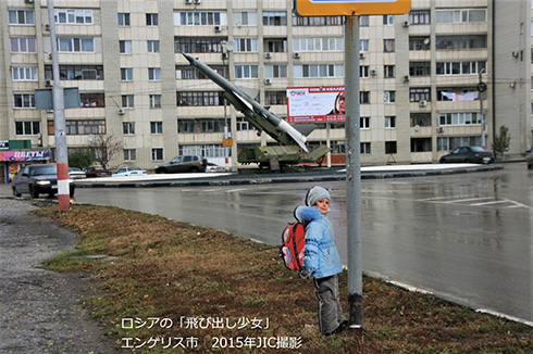 リュックを背負った女の子がいると思ったら……？　ロシアから投稿された“飛び出し坊や”の写真にぎょっとする