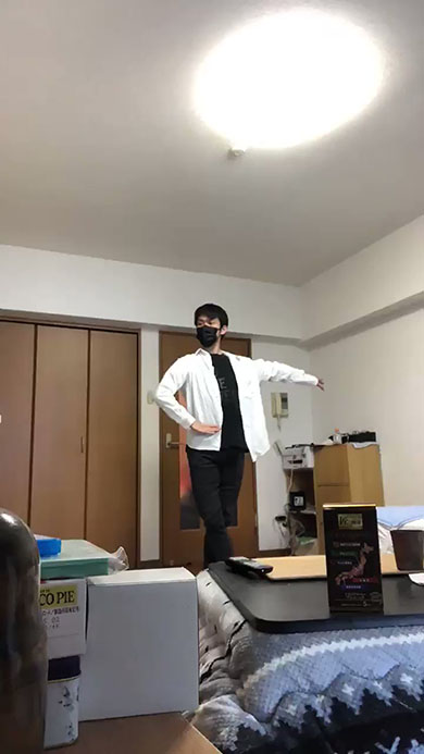 踊っている様子