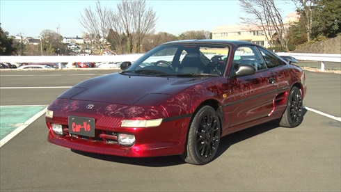 ドアパネルなどに「バラの花」の彫刻で施したトヨタ東京自動車大学校の「MR2」（画像はYouTube/VIDEO OPTIONから）