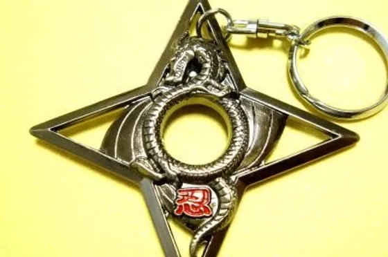 龍が巻き付いた剣のキーホルダー”はなぜどの観光地でも売られて