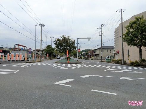 住宅街の中を通る立派な道