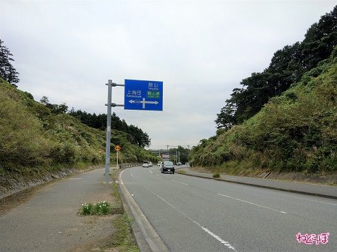 名前のない交差点を左折。ここでも「269」の文字が