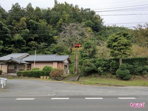交差点の奥には小さな神社がありました