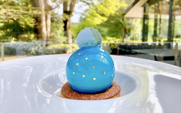 夜空の香水瓶」を模した限定デザートがあまりに美しいと話題に