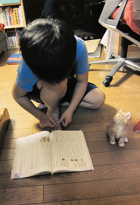 本を読む長男と寄り添う次男