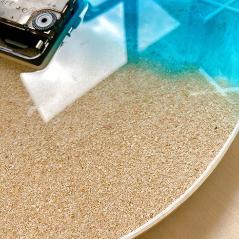 砂浜と波をレジンで表現　「波打ち際の時計」が息をのむ美しさ