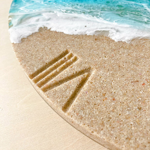 砂浜と波をレジンで表現　「波打ち際の時計」が息をのむ美しさ