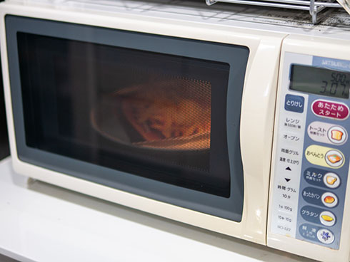 フライドポテトを電子レンジで温めるところ