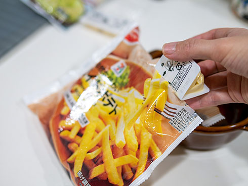 アンチョビソースをポテトに入れる