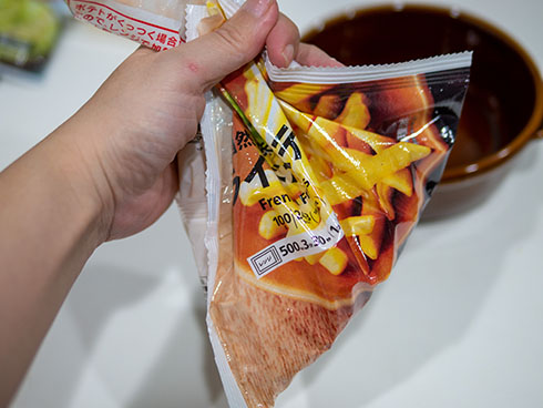 ポテトの袋を振るところ