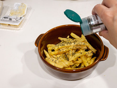 フライドポテトにバジルを振るところ