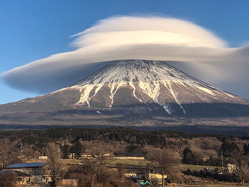 怖いくらい神秘的」「なにこれ神々しい…」 富士山に巨大な笠雲が