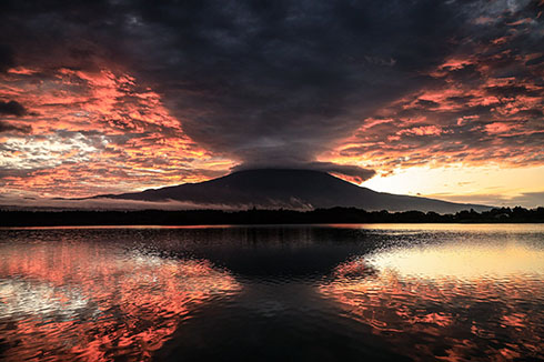 富士が噴火したかのように赤い空